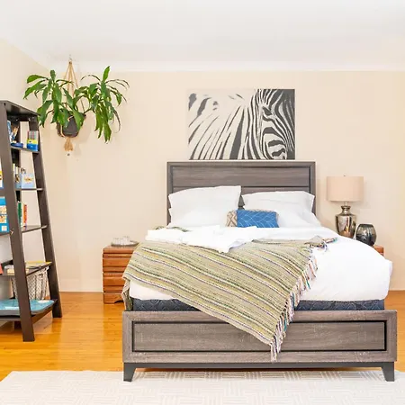 Room In Cozy House Close To Lawrence Ave, Wifi, Parking